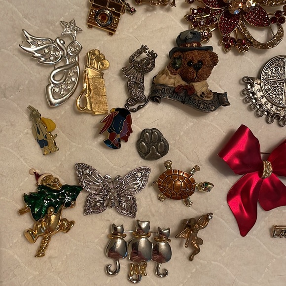 38 various Brooches and pins. Mostly metal. #20 - Picture 5 of 12